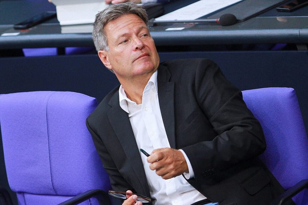 Habeck wundert sich über Zeitpunkt von Intel-Entscheidung