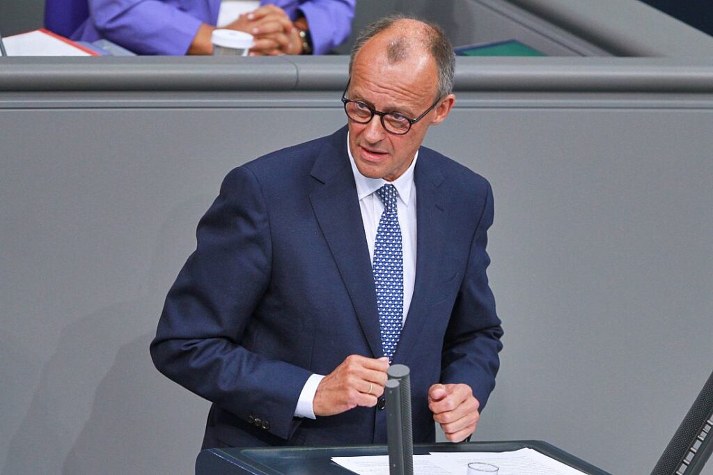 Kühnert nennt Merz-Verhalten in Migrationsdebatte "peinlich"