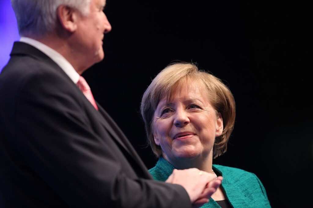 Seehofer fordert Merkel zu Selbstkritik auf