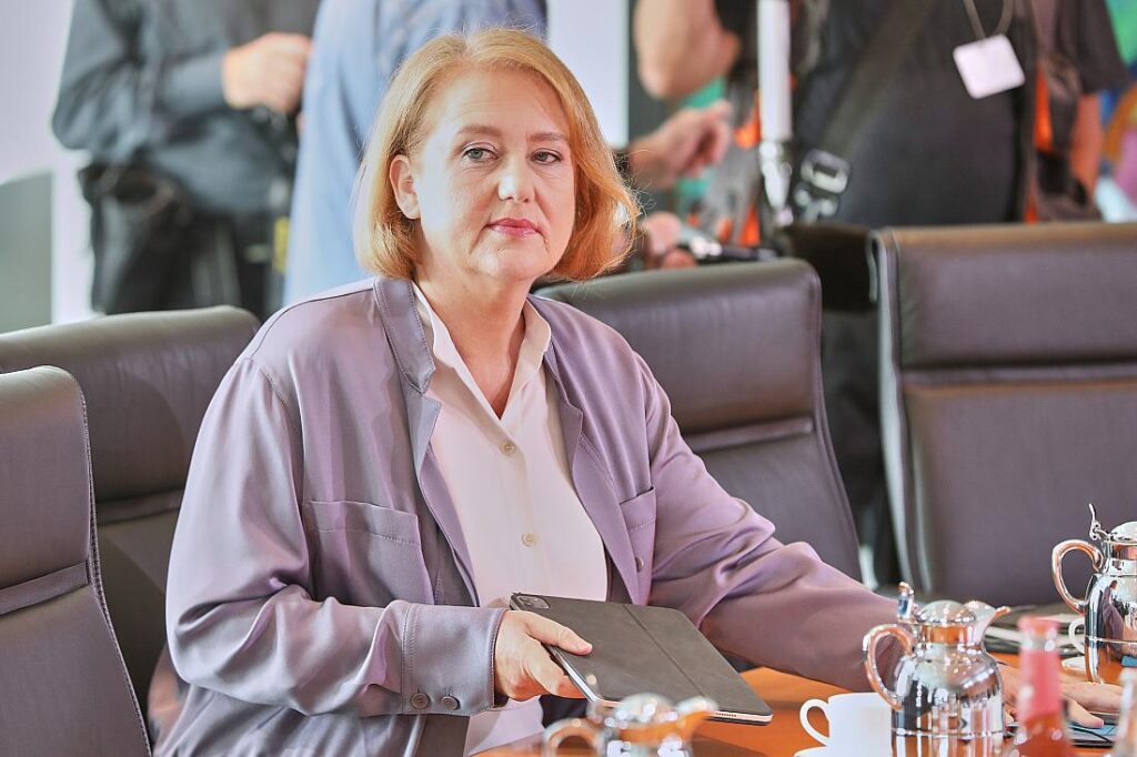 Union wirft Paus "hohle Phrasen" im Umgang mit der Jugend vor