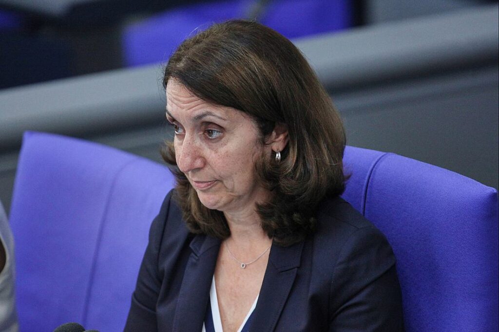 Bas wirft Özoguz Post mit "antizionistischem Inhalt" vor