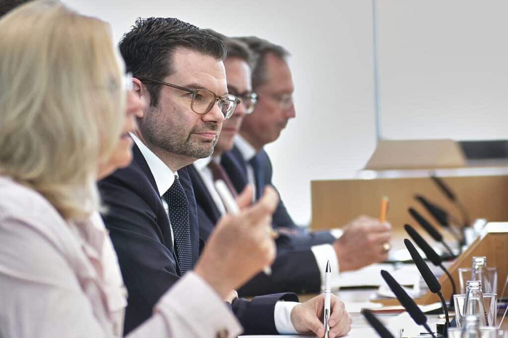 Buschmann dämpft Erwartung an Verfassungsgerichts-Schutzgesetz
