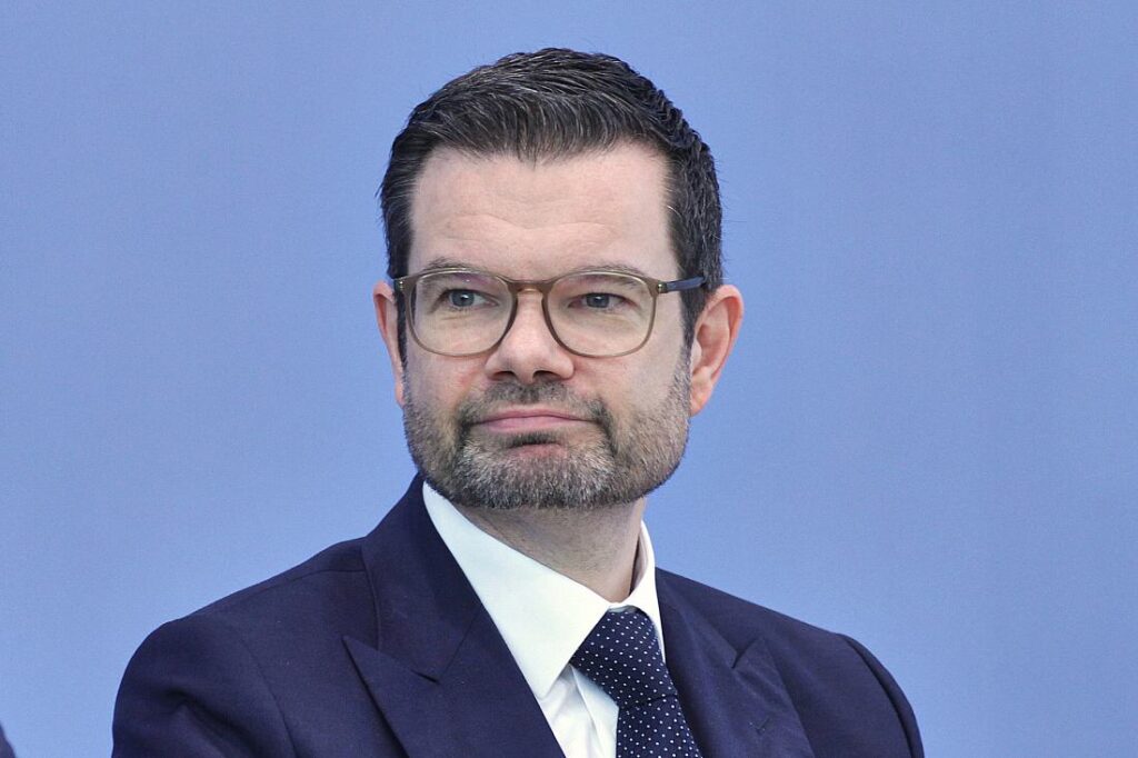 Buschmann plant Ausweitung der Pflichtverteidigung