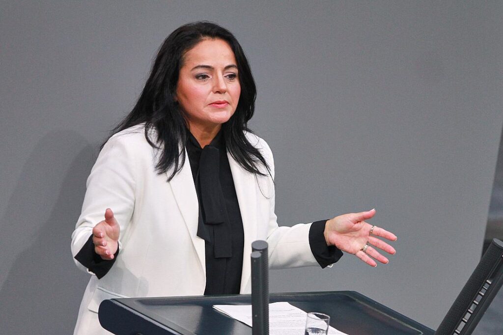 Dagdelen: Scholz handelt wie "Vasall der USA"