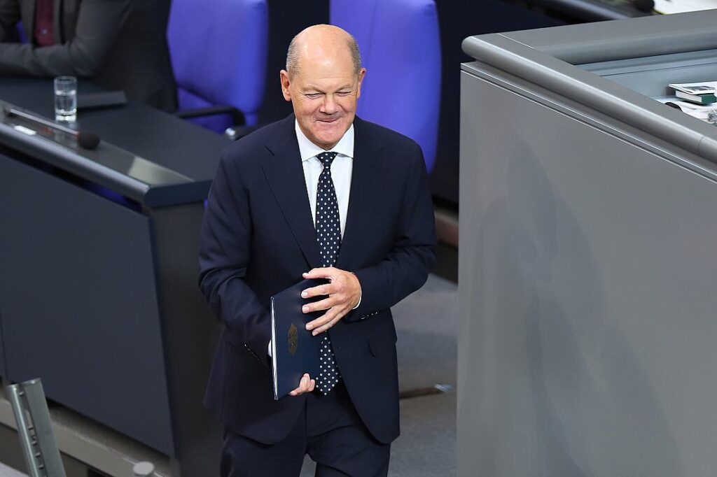 Regierungserklärung: Kanzler sichert Israel weiterhin Waffen zu