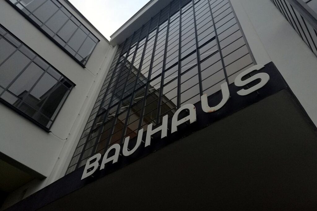 Roth nennt Bauhaus-Kritik der AfD "in höchstem Maße alarmierend"