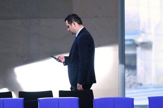 Djir-Sarai erklärt in 46 Sekunden Rücktritt - "Keine Kenntnis"