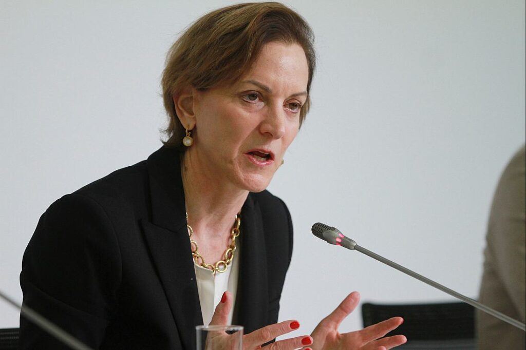 Friedenspreisträgerin Applebaum für Regulierung sozialer Medien