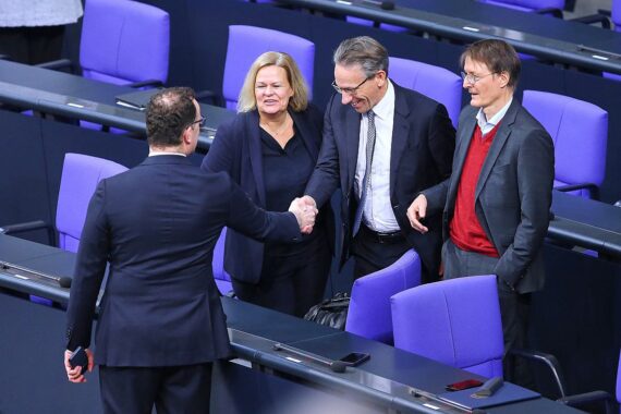 Spahn bietet Koalition Abstimmung über Lieferkettengesetz an