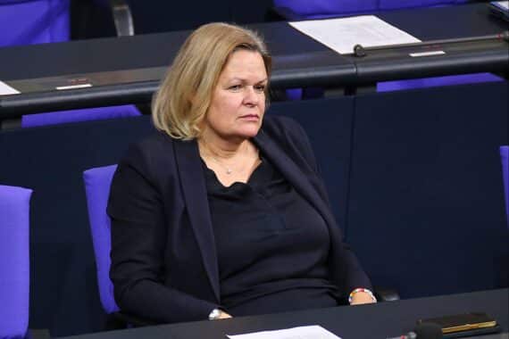 Aschaffenburg: Faeser stellt sich gegen populistische Forderungen