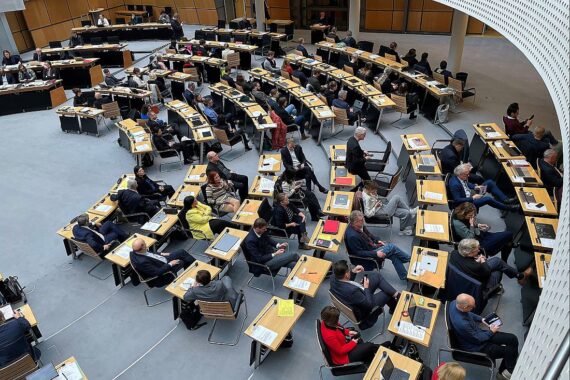 Auschwitz-Rede: Abgeordnete wenden AfD-Politiker den Rücken zu