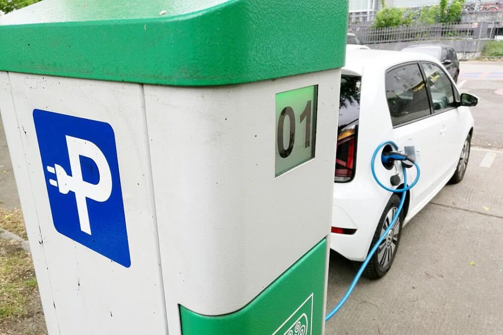 Laumann mahnt Autoindustrie: "Weg muss zum Elektro-Auto führen"