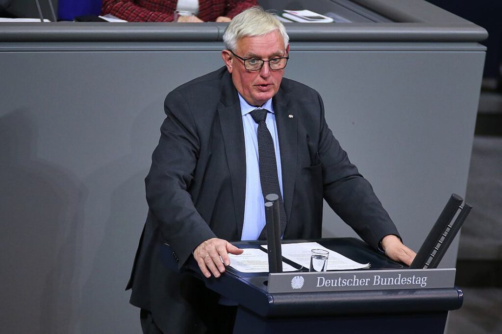 NRW-Sozialminister sieht zu hohen Akademiker-Anteil im Bundestag