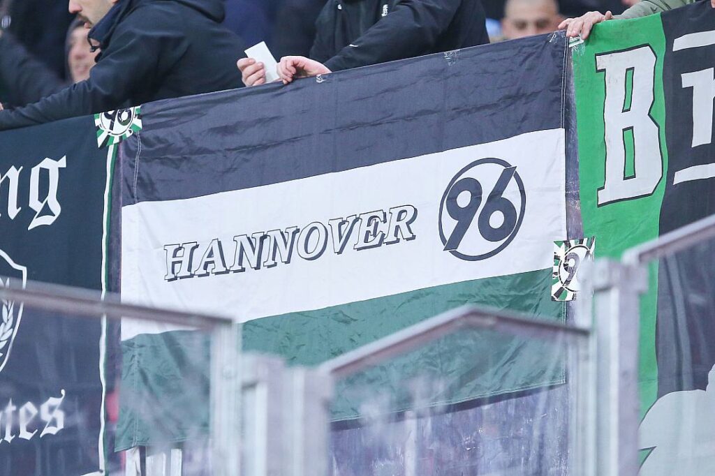 2. Bundesliga: Paderborn rettet Punkt in Hannover trotz Alu-Pech