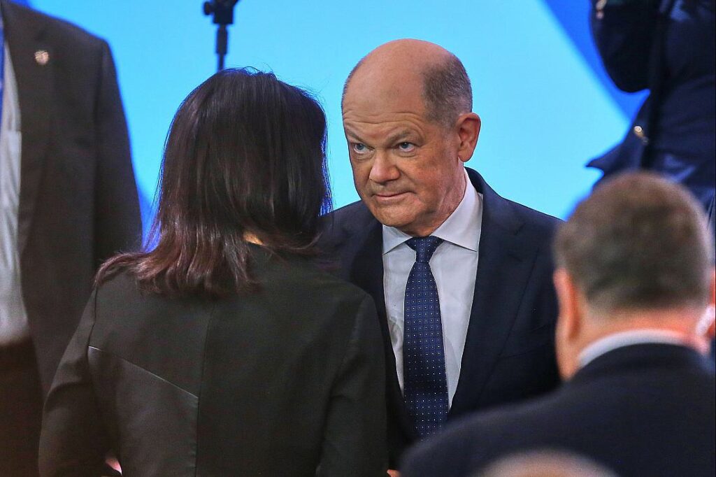 Baerbock kritisiert Scholz: "Es wären weniger Menschen gestorben"