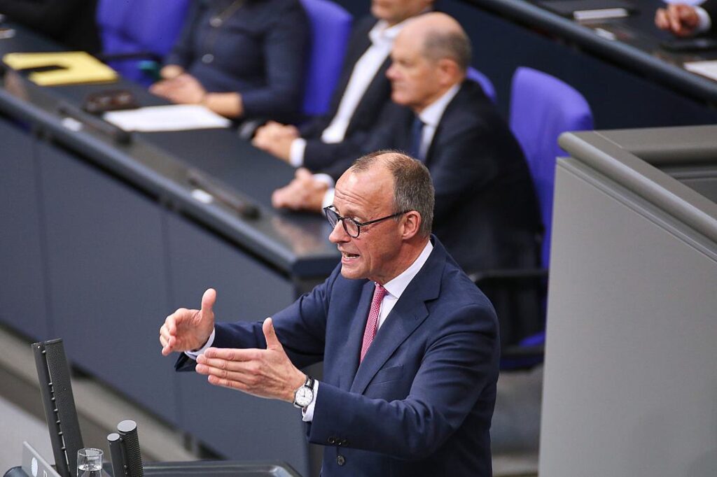 Benimmexperte sieht bei Scholz und Merz Knigge-Nachholbedarf