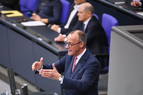 Benimmexperte sieht bei Scholz und Merz Knigge-Nachholbedarf