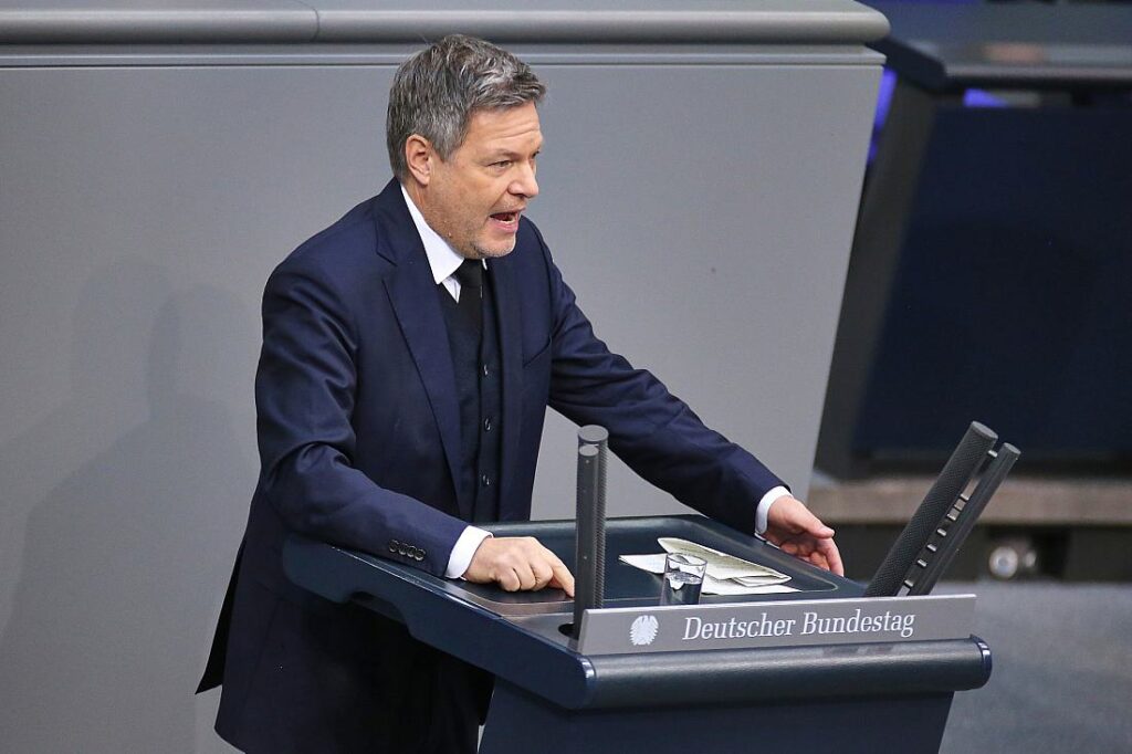 Grünen-Politiker kritisieren Habecks Asylkurs