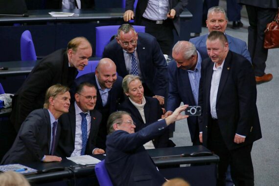 Insa: AfD und SPD legen zu - Mehrheit für Schwarz-Rot