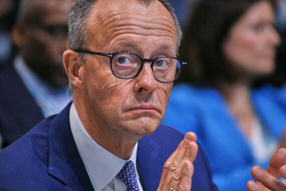 Merz lassen deutschlandweite Demonstrationen gegen CDU kalt