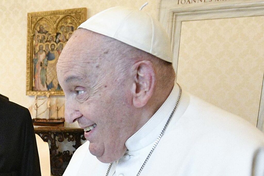 Vatikan: Papst weiter in "kritischem" Gesundheitszustand