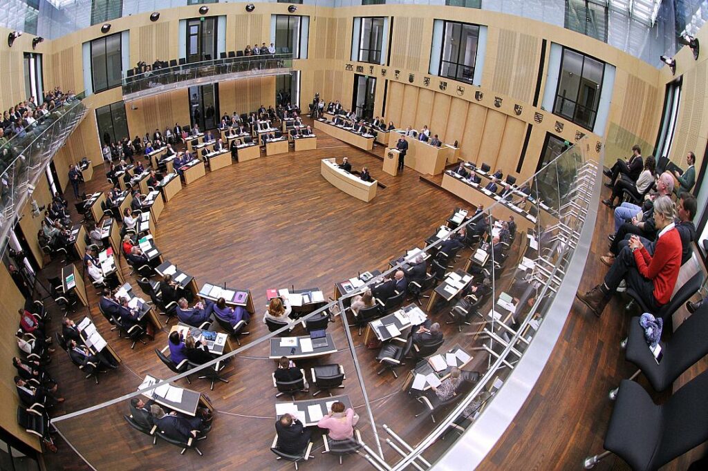 Bayaz sieht Zustimmung zu Schuldenpaket im Bundesrat skeptisch