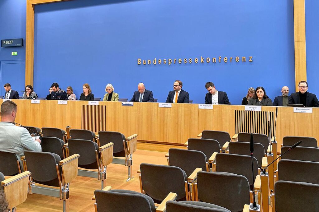 Bundesregierung hält sich bei Abschiebelagern bedeckt