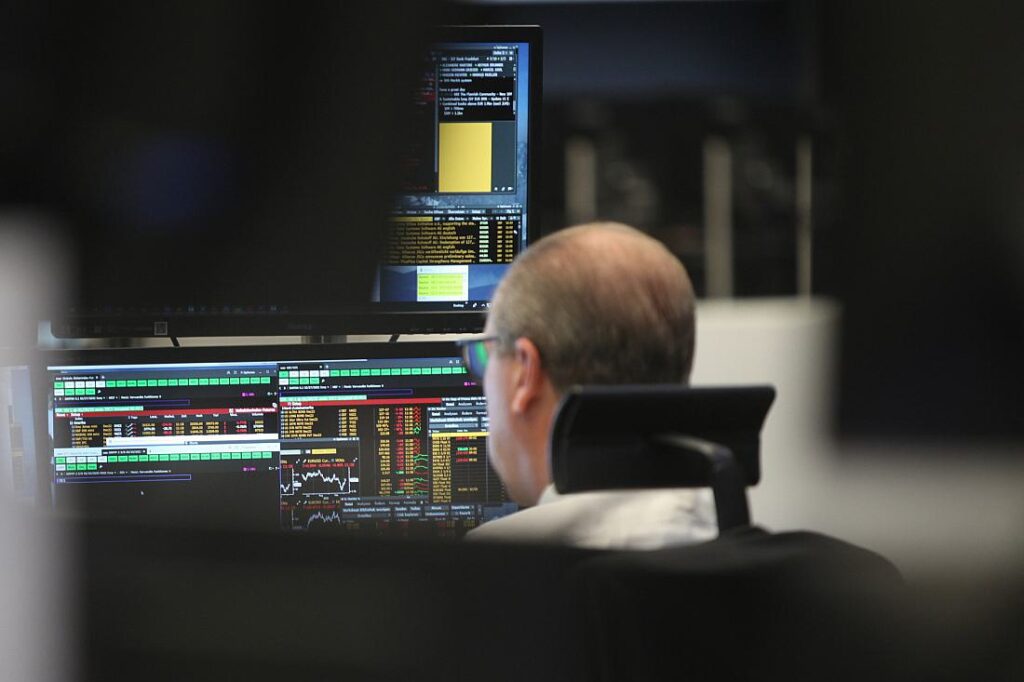 Dax startet über 23.000er-Marke – Warten auf Sondervermögen-Votum