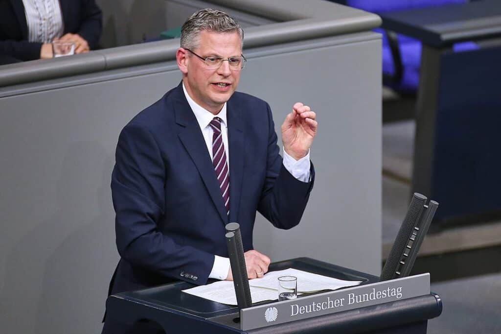 De Vries warnt vor "Staatskrise" bei Scheitern des Finanzpakets