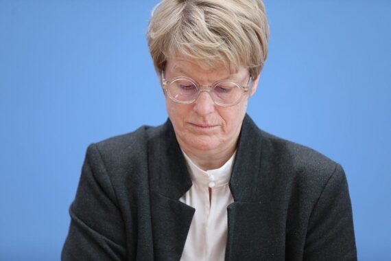 Grimm bezeichnet mögliche Schuldenaufnahme als "Weg in den Abgrund"