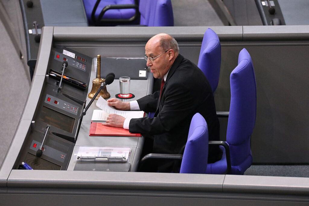 Gysi schlägt überparteiliche Bundestagsgremien vor
