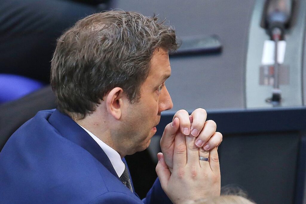 Klingbeil will selbstbewusste Antwort der EU auf Trumps Auto-Zölle