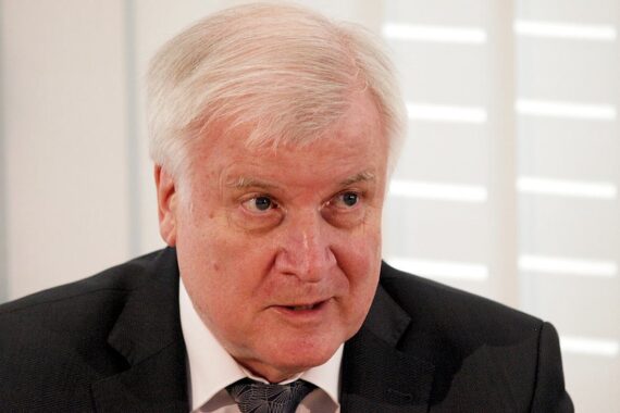 Seehofer schockiert über geplante Neuverschuldung