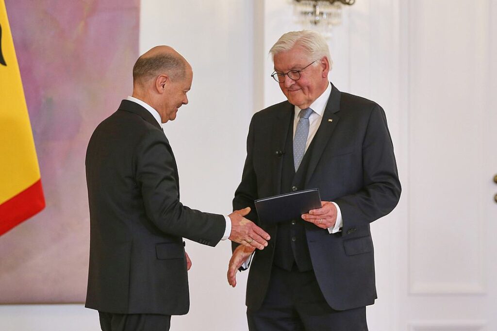 Steinmeier überreicht Scholz Entlassungsurkunde