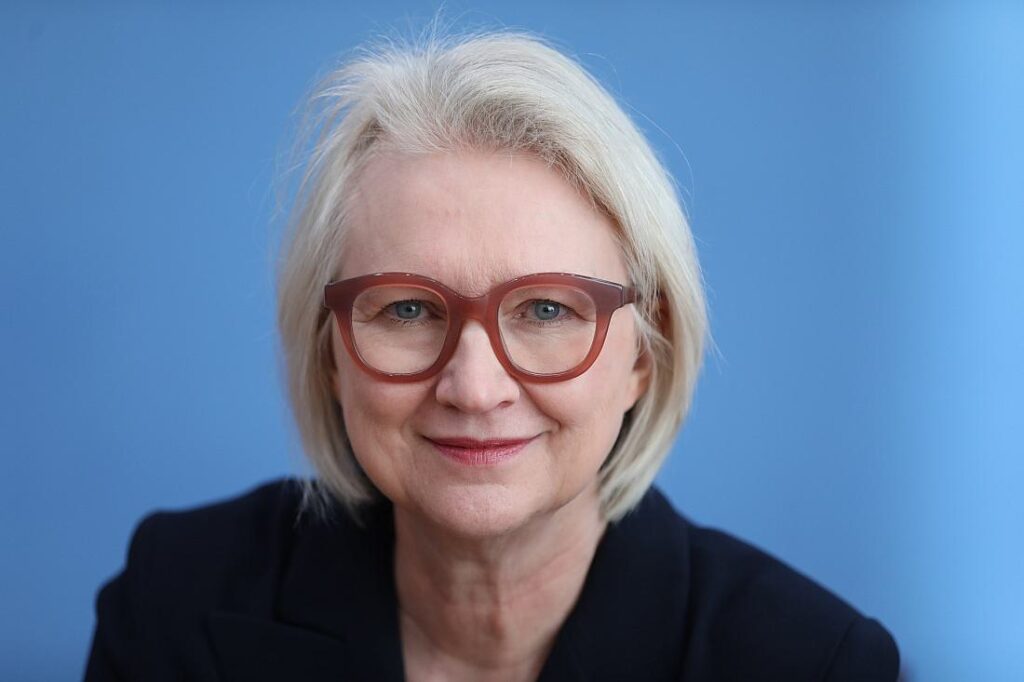 Wirtschaftsweise Schnitzer plädiert für Streichung von Feiertag