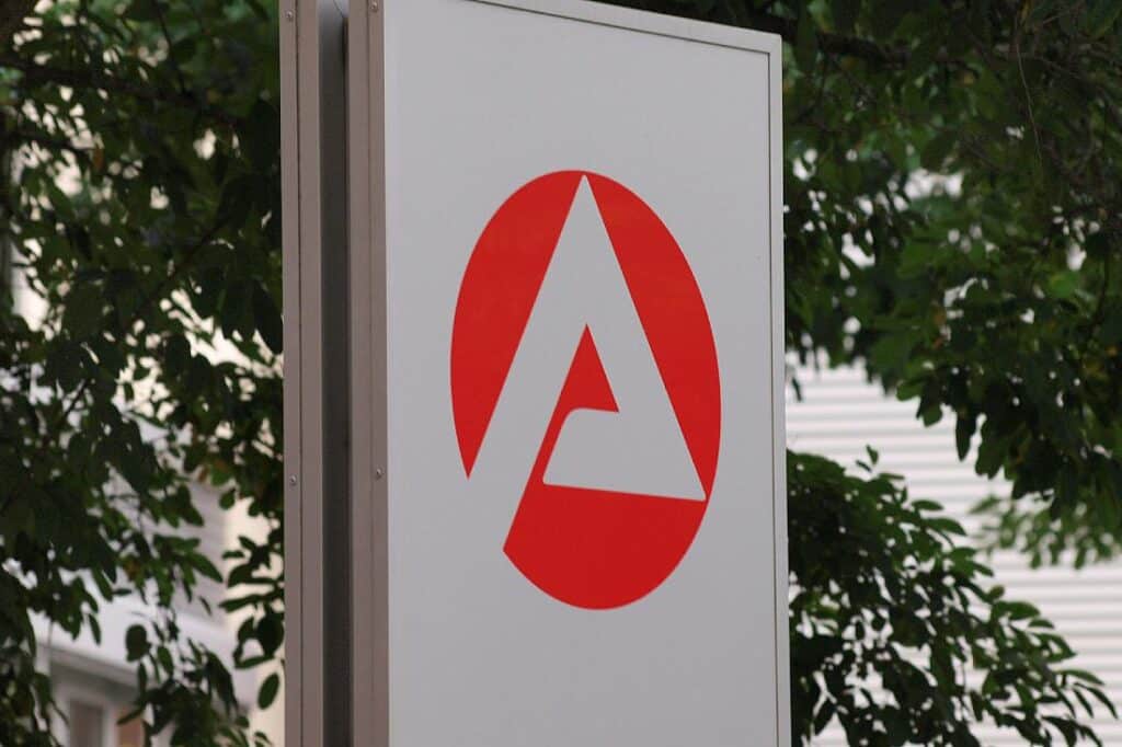 Arbeitslosenzahlen steigen im Vorjahresvergleich