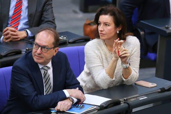 Auch CSU benennt Ministerriege - Dobrindt wird Innenminister