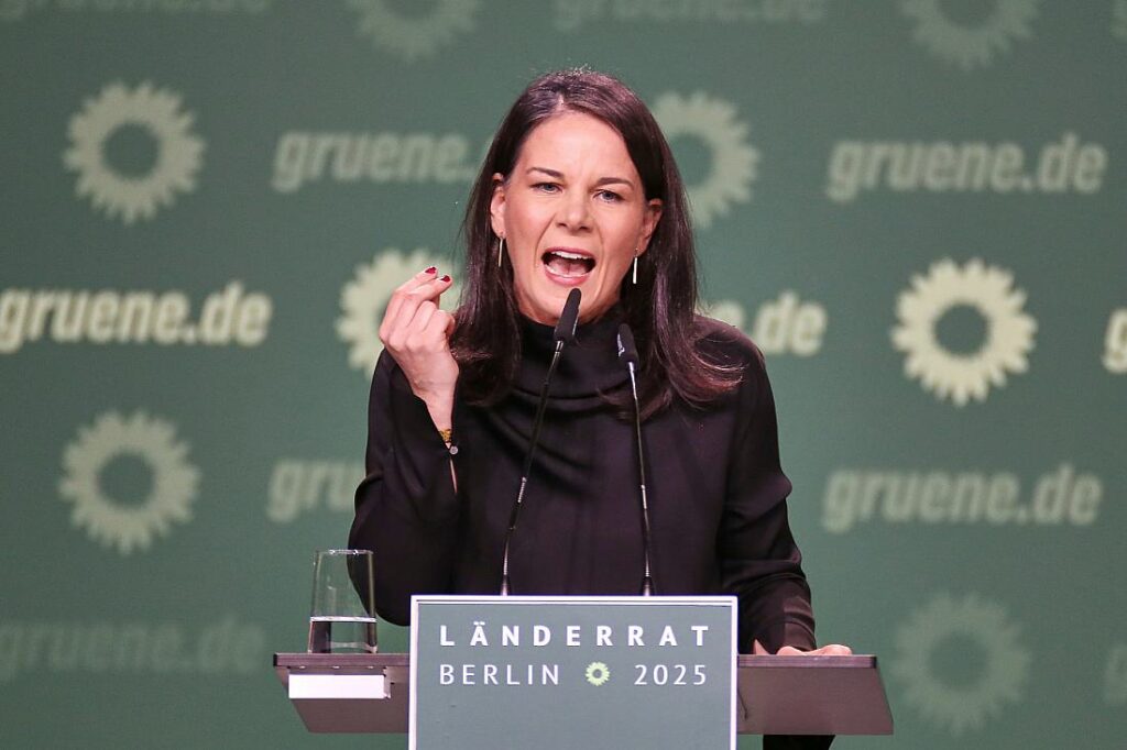 Baerbock teilt auf Grünen-Parteitag gegen Kritiker aus