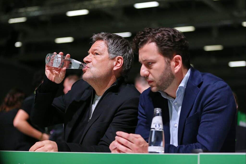 Banaszak bekräftigt Habecks Zukunft im Bundestag