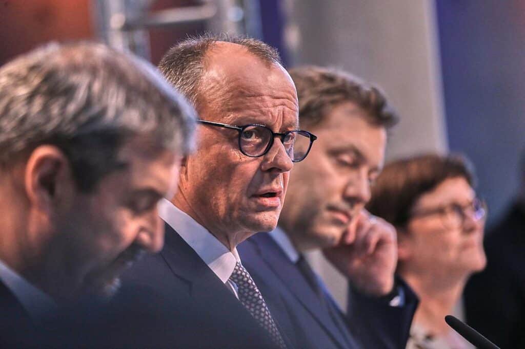 Banaszak will gegen Merz-Regierung demonstrieren