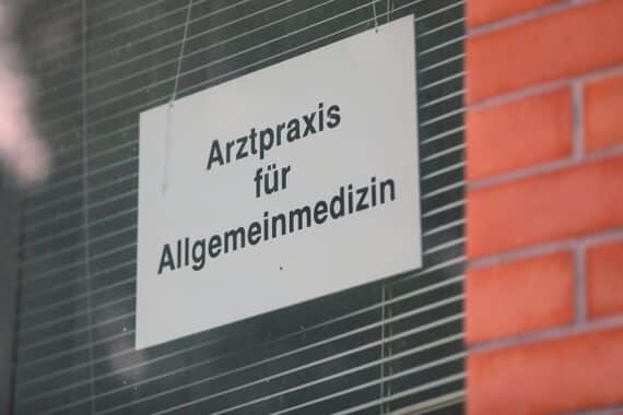 Grippe: Hausärzte melden weiterhin sehr hohe Belastung in Praxen