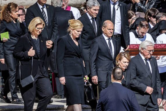 Klöckner lobt Papst-Trauerfeier und lässt Fahnen auf Halbmast setzen