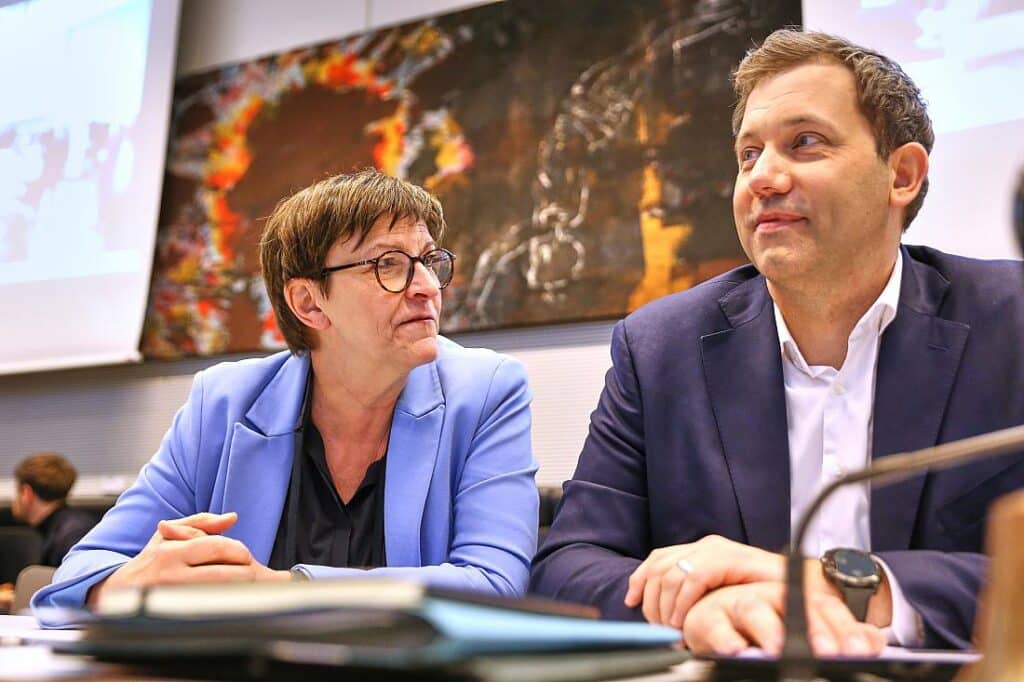 Kritik an SPD-Chef Klingbeil wegen Umgang mit Esken
