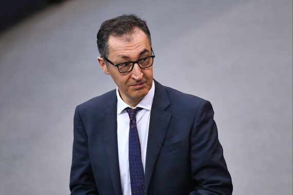 Özdemir unterstützt Aufnahme des Wolfs ins Jagdrecht