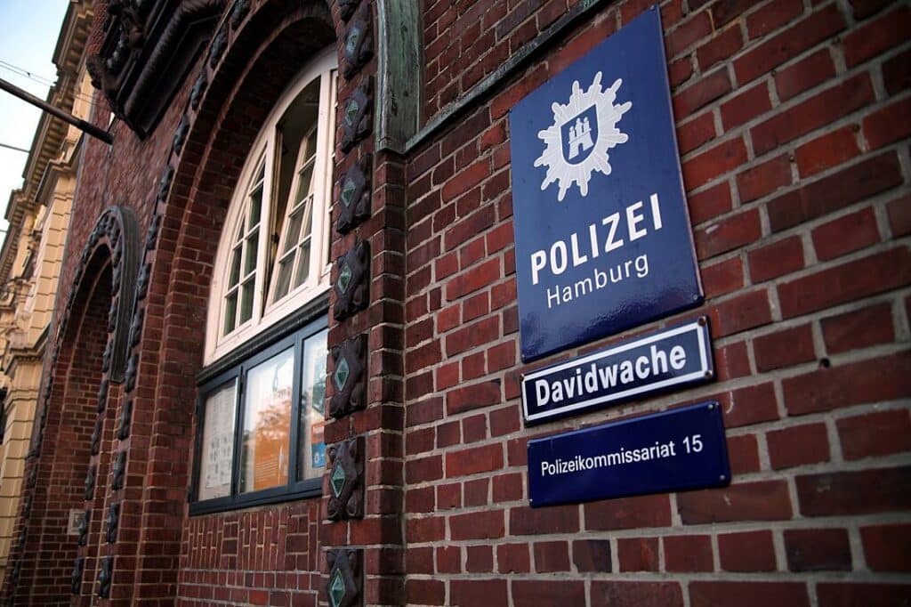 Rolf Zuckowski wird "Ehrenkommissar" der Polizei Hamburg