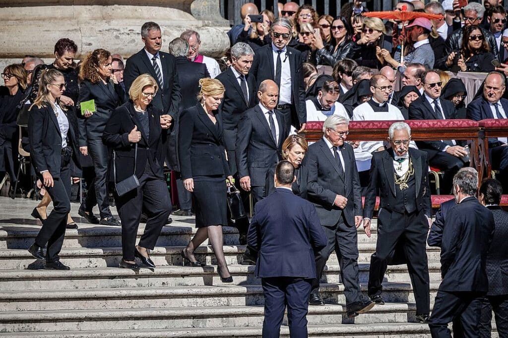 Scholz spricht bei Papst-Trauerfeier auch mit Trump