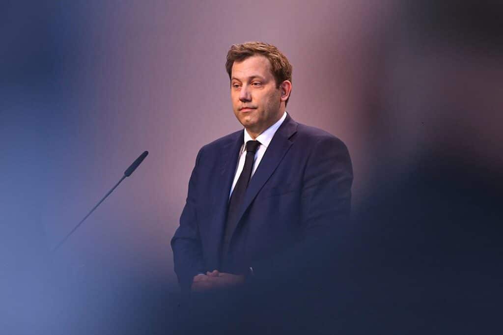 Schweitzer für Verbleib von Klingbeil an SPD-Spitze