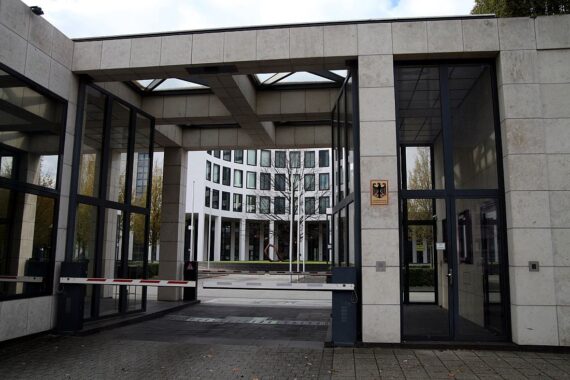 Drei Männer vor Gericht: Spionageanklage wegen Aufspürens eines ukrainischen Ex-Kämpfers in Frankfurt.