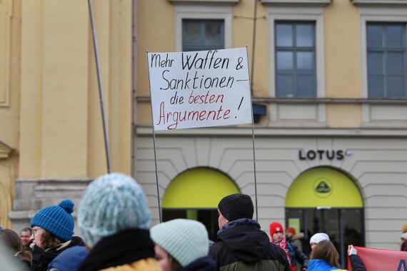Demo für ukrainische Unterstützung mit Flaggen und Plakaten, die transatlantische Solidarität betonen.