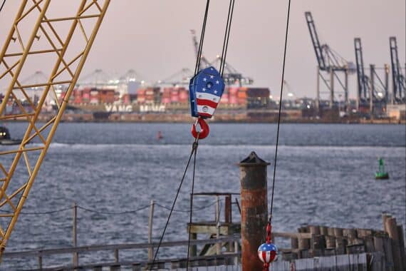 Stahl- und Hafenindustrie in Bremen, symbolisieren mögliche Auswirkungen der drohenden US-Zölle auf Europa.
